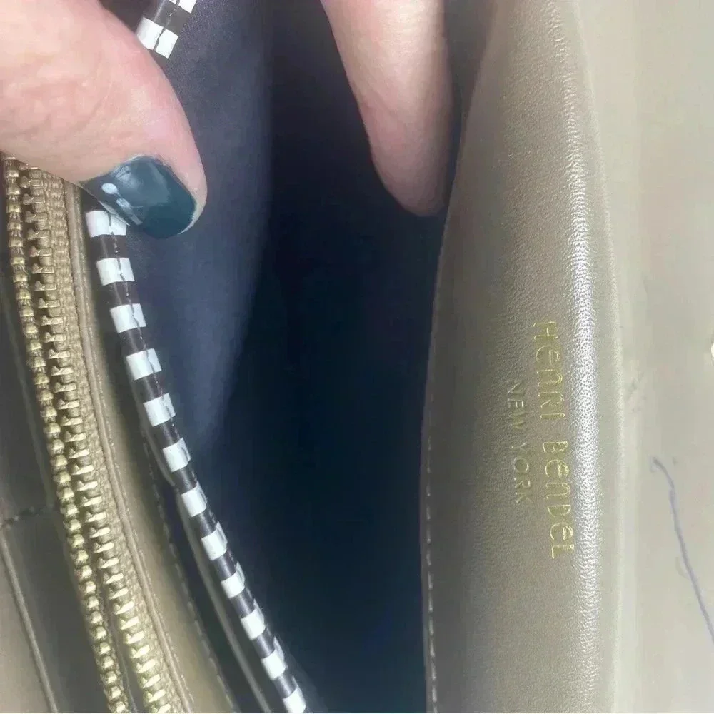 Henri Bendel pebbled leather wallet gold accent bendelgirl